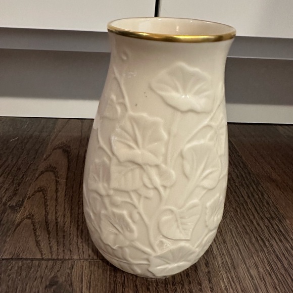 LENOX IVORY VASE WITH EMBOSSED FLOWERS GOLD TRIM 7 in - Picture 2 of 5
